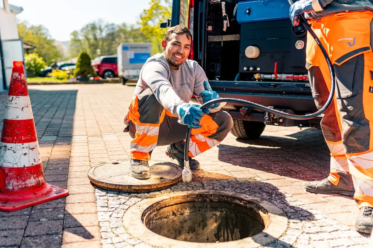 Kanalreinigung an einem Schacht durch das Team der Scheithauer Rohrreinigung in Mössingen